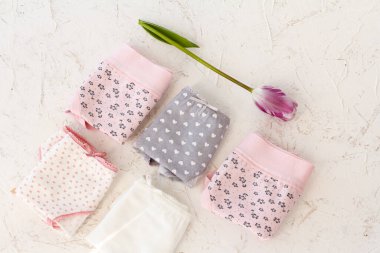 Güzel kadınların pamuk külotları beyaz arka planda çiçeklerle.