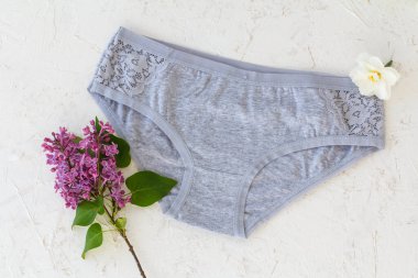 Beyaz arka planda güzel kadınların pamuk külotları.