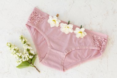 Beyaz arka planda güzel kadınların pamuk külotları.