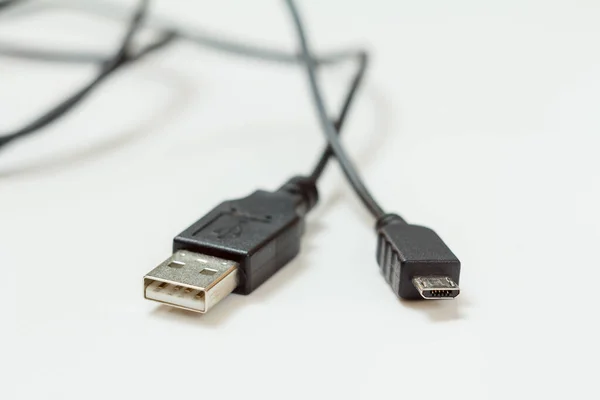 Cavo USB in colore nero su sfondo bianco — Foto Stock