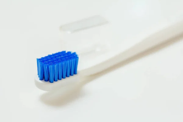 Brosse à dents blanche sur fond blanc. — Photo