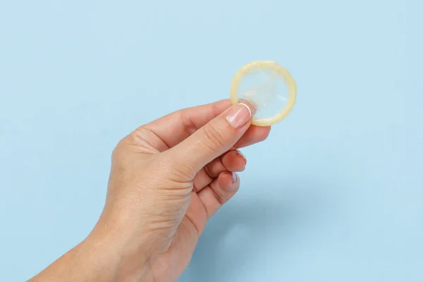 Close Female Hand Holds Condom Blue Background Top View — Stock Photo, Image