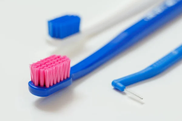 Brosses à dents et brosses interdentaires sur fond blanc. — Photo