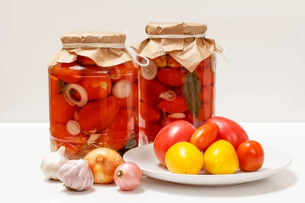 Tomates Conservées Dans Des Bocaux Verre Tomates Fraîches Sur Une — Photo