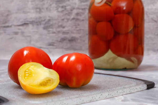 Tomates Fraîches Conservées Dans Pot Verre Tomates Marinées Sur Fond — Photo