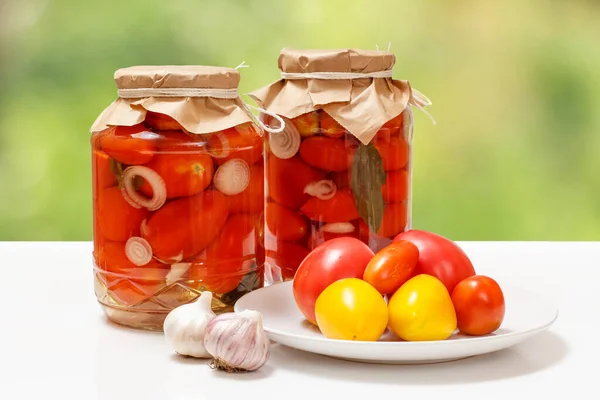 Tomates Conservées Dans Des Bocaux Verre Tomates Fraîches Sur Une — Photo