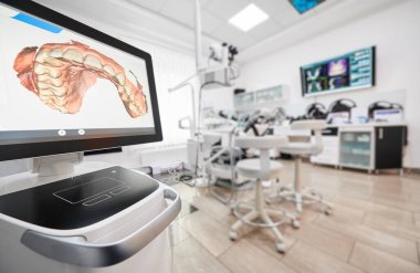 Boş, temiz bir dişçi muayenehanesinin fotoğrafı. Modern diş kliniğinin içi. Önplanda yüksek hassasiyetli dijital çene izi olan bilgisayar ekranı.