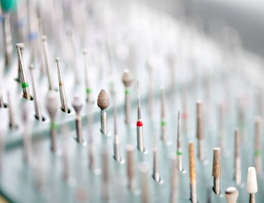 Diş hortumlarının ya da matkap başlarının yakın plan görüntüsü. Diş macunu ekipmanları. Seçici odaklanma. Diş sağlığı ve sağlık hizmetleri kavramı.