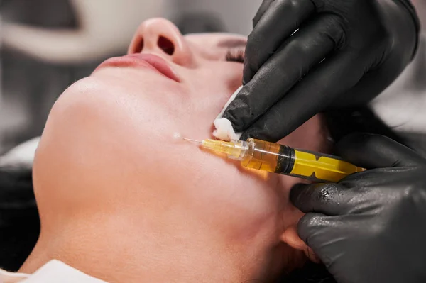 Detailní Záběr Injekce Plazmoliftingového Postupu Lékař Kosmetolog Kosmetik Černých Sterilních — Stock fotografie