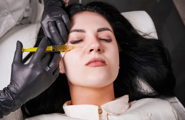 Detailní Záběr Injekce Plazmoliftingového Postupu Injekce Plazmy Kůže Pod Očima — Stock fotografie