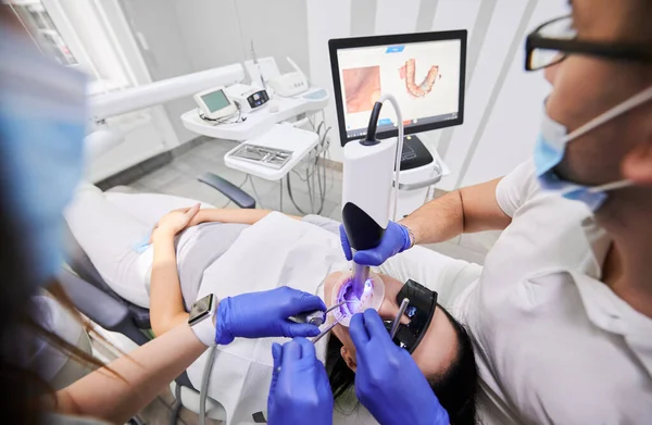 Nahaufnahme Von Zahnarzt Und Zahnarzthelferin Mittels Intraoralscanner Während Der Untersuchung — Stockfoto