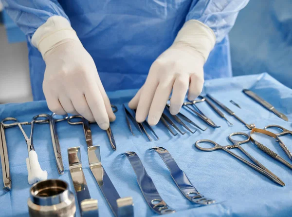 Close Cirurgião Plástico Luvas Estéreis Preparando Instrumentos Médicos Para Operação — Fotografia de Stock