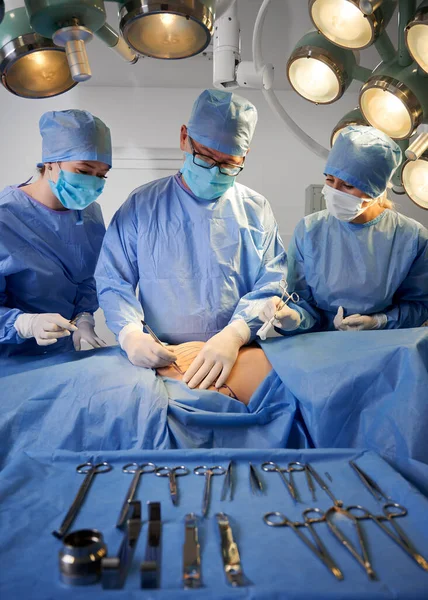 Equipo Quirúrgico Haciendo Cirugía Estética Quirófano Hospital Instrumentos Médicos Primer —  Fotos de Stock