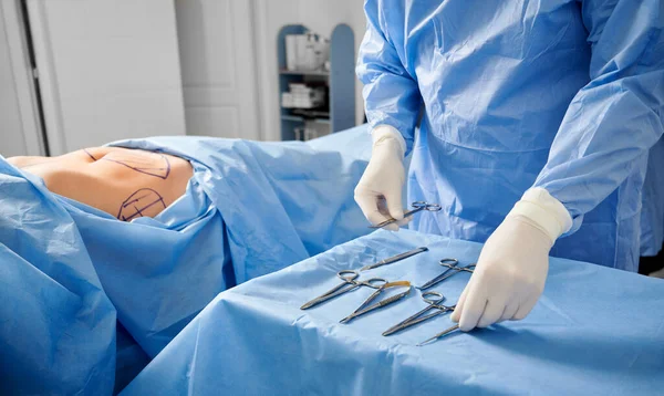 Cirujano Guantes Estériles Preparando Instrumentos Médicos Paciente Con Marcas Piel —  Fotos de Stock