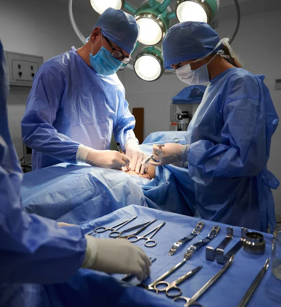 穿着外科服的医疗队在手术室进行美容外科手术 戴着无菌手套和防护面具的医生正在做整容手术 整形手术的概念 — 图库照片