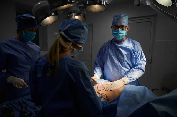 Zespół Medyczny Wykonujący Estetyczną Operację Plastyczną Sali Operacyjnej Przy Słabym — Zdjęcie stockowe