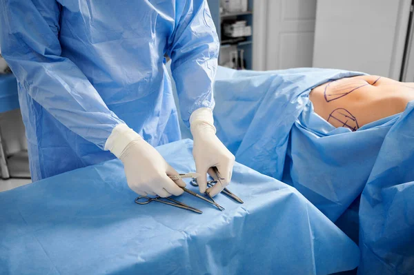 Close Cirurgião Plástico Luvas Estéreis Preparando Instrumentos Médicos Para Cirurgia — Fotografia de Stock