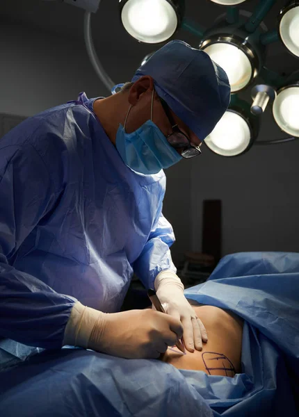 Chirurg Plastyczny Niebieskim Mundurze Chirurgicznym Przy Użyciu Skalpela Wykonujący Operacje — Zdjęcie stockowe