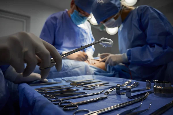 Concentre Mão Médico Segurando Fórceps Com Tampão Enquanto Cirurgião Assistente — Fotografia de Stock