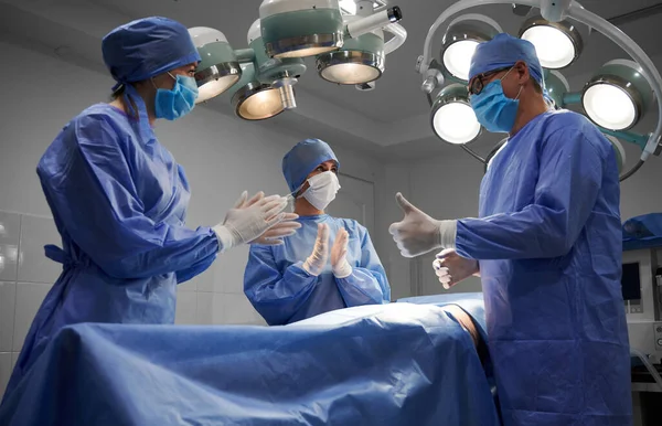 Lekarze Czekają Przy Pacjencie Operacji Chirurg Robi Gesty Podczas Gdy — Zdjęcie stockowe
