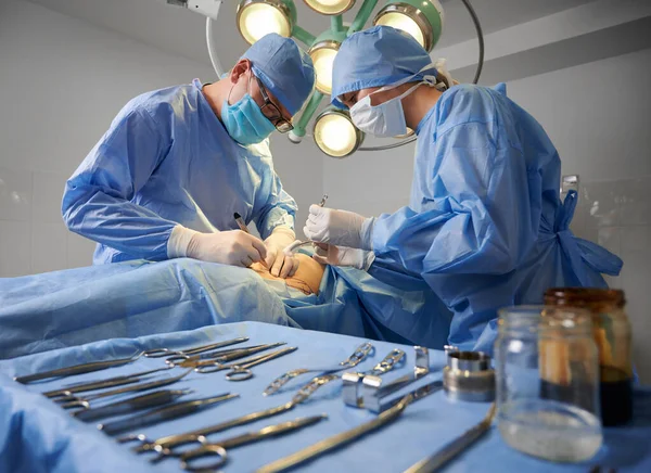 Médecin Assistant Pratiquant Une Chirurgie Esthétique Salle Opération Avec Divers — Photo