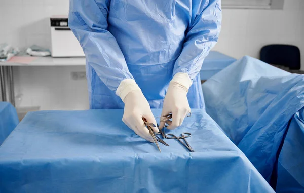 Close Cirurgião Plástico Luvas Estéreis Verificando Instrumentos Médicos Médico Preparando — Fotografia de Stock