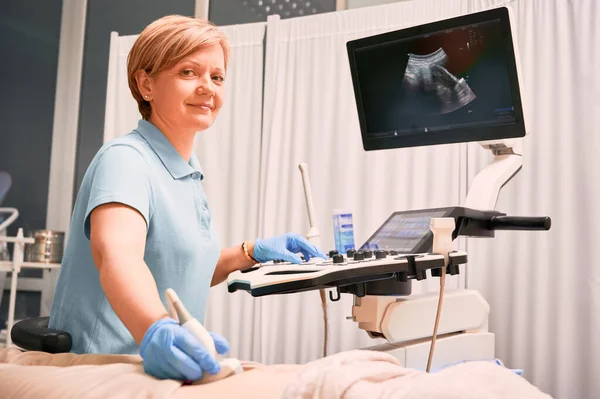 Sonografka Badająca Pacjenta Pomocą Ultrasonografu Doktor Uśmiechnięty Podczas Wykonywania Usg — Zdjęcie stockowe