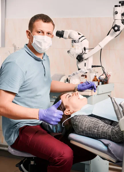 Jeune Homme Dentiste Regardant Vers Caméra Montrant Les Pouces Vers — Photo