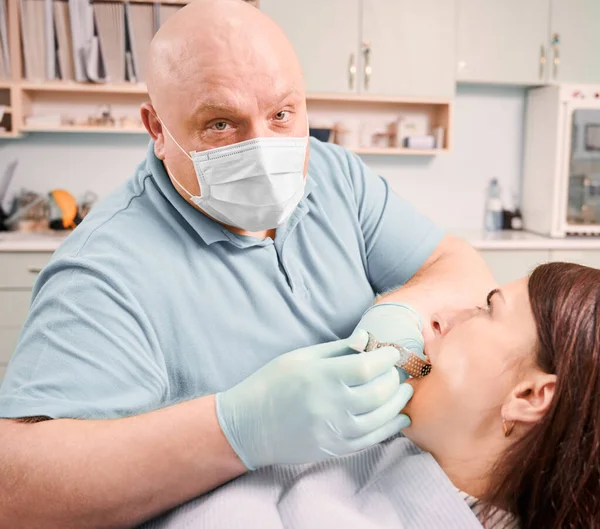Gros Plan Dentiste Masculin Dans Masque Facial Médical Des Gants — Photo