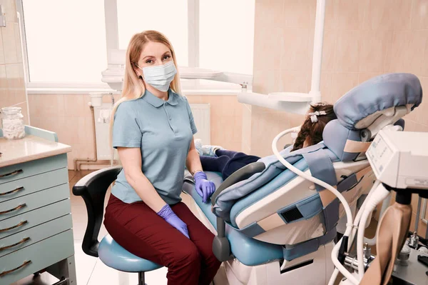 Junge Zahnärztin Mit Blick Die Kamera Neben Patientin Mit Inhalationssedierung — Stockfoto