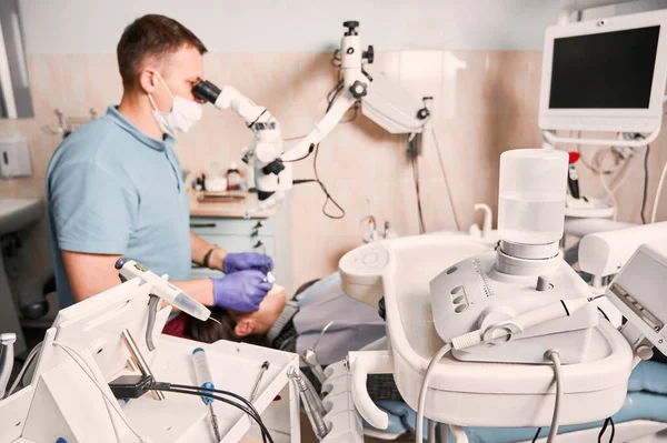 Närbild Modern Dentalmaskin Med Stomatolog Och Patient Suddig Bakgrund Manlig — Stockfoto