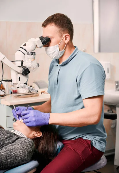Dentiste Dans Masque Médical Utilisant Microscope Dentaire Lors Traitement Des — Photo