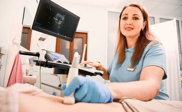 Sonografka Sterilních Rukavicích Vyšetřující Pacienta Ultrazvukovým Skenerem Doktor Dívá Kameru — Stock fotografie