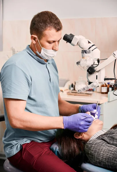 Jeune Homme Dentiste Masque Médical Aide Microscope Diagnostic Dentaire Tout — Photo