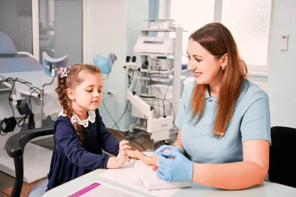 Gynäkologin Sterilen Handschuhen Erklärt Dem Niedlichen Kleinen Mädchen Die Anatomie — Stockfoto