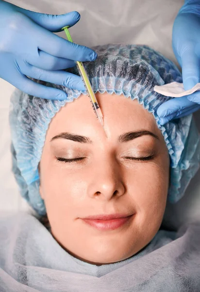 Primo Piano Mani Cosmetologo Guanti Sterili Facendo Iniezione Fronte Donna — Foto Stock