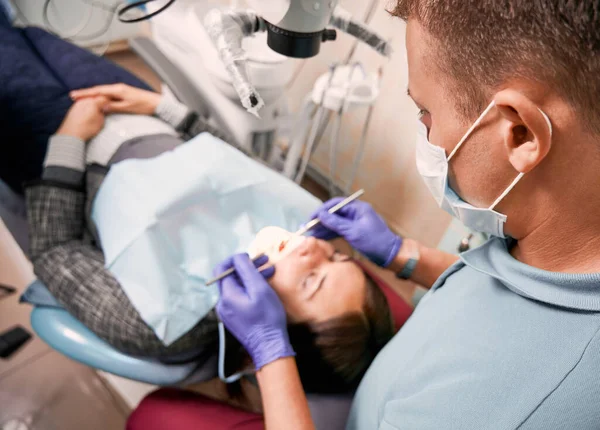 Großaufnahme Eines Männlichen Zahnarztes Medizinischer Maske Der Die Zähne Des — Stockfoto