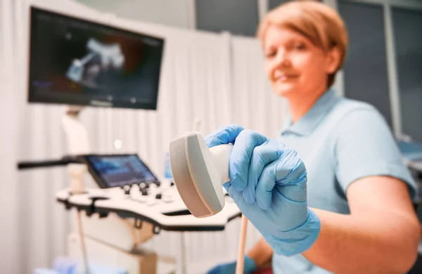 Fokusera Kvinnliga Sonografers Händer Sterila Handskar Med Ultraljudsgivare Kvinnlig Läkare — Stockfoto