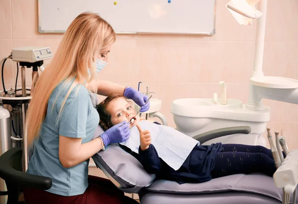 Kinderzahnärztin Überprüft Kinderzähne Mit Explorer Und Spiegel Während Mädchen Zahnarztstuhl — Stockfoto
