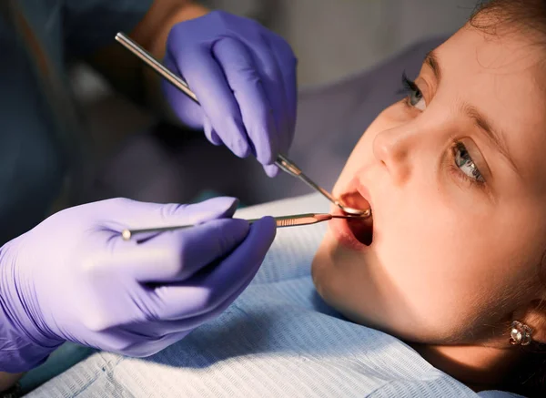 Nahaufnahme Des Zahnarztes Sterilen Handschuhen Der Die Kinderzähne Mit Explorer — Stockfoto