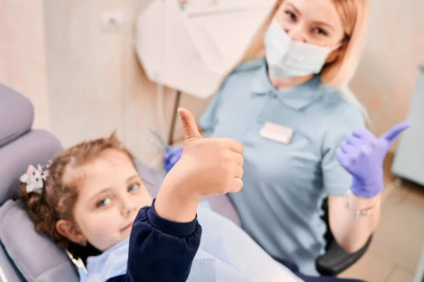 Konzentrieren Sie Sich Auf Die Hand Des Mädchens Die Daumen — Stockfoto