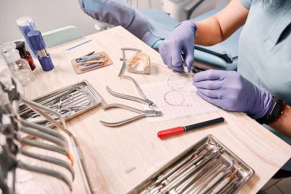 Vista Cerca Dentista Femenina Con Guantes Estériles Cortando Alambres Mientras — Foto de Stock