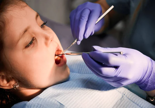 Nahaufnahme Einer Patientin Mit Offenem Mund Während Der Zahnarzt Die — Stockfoto