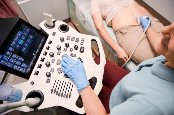 Vista Superior Del Médico Examinando Abdomen Del Paciente Con Escáner —  Fotos de Stock