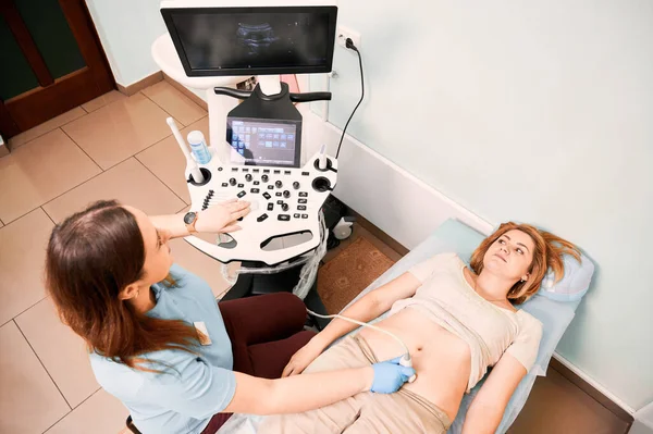 Vista Superior Paciente Mujer Acostada Cama Durante Procedimiento Ultrasonografía Clínica —  Fotos de Stock