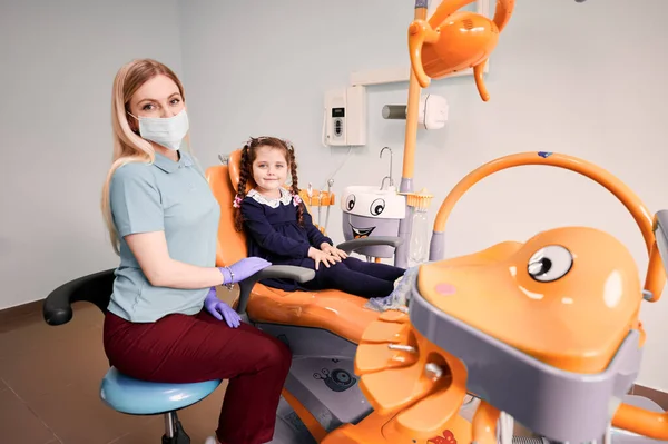 Linda Niña Sentada Una Silla Dental Junto Estomatólogo Niña Adorable — Foto de Stock