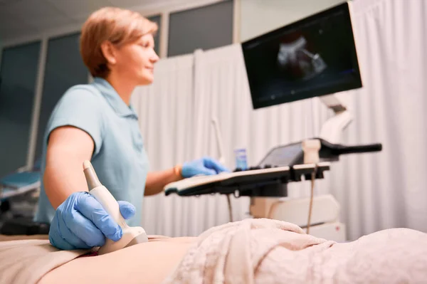 Soustřeďte Ženskou Ruku Lékaře Sterilní Rukavici Vyšetřující Ženu Ultrazvukovým Skenerem — Stock fotografie