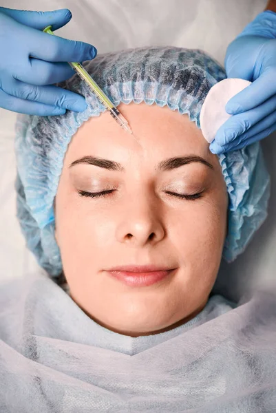 Primo Piano Mani Cosmetologo Guanti Sterili Facendo Iniezione Fronte Donna — Foto Stock