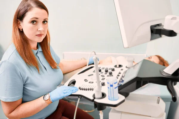 Sonograf Vyšetřující Pacientku Ultrazvukovým Skenerem Doktorka Dívá Kameru Při Ultrazvukovém — Stock fotografie