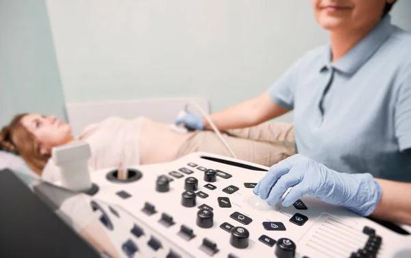 Concéntrese Mano Del Médico Con Guantes Estériles Que Examinan Paciente —  Fotos de Stock